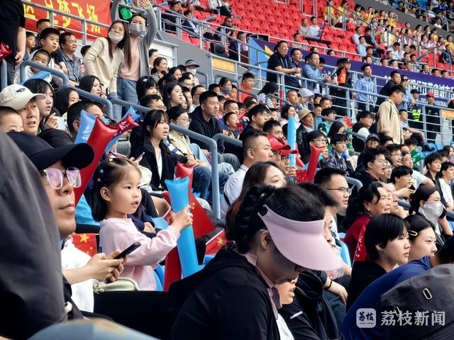 包含足球联赛中一场精彩对抗引发球迷热议，现场观众热情高涨的词条