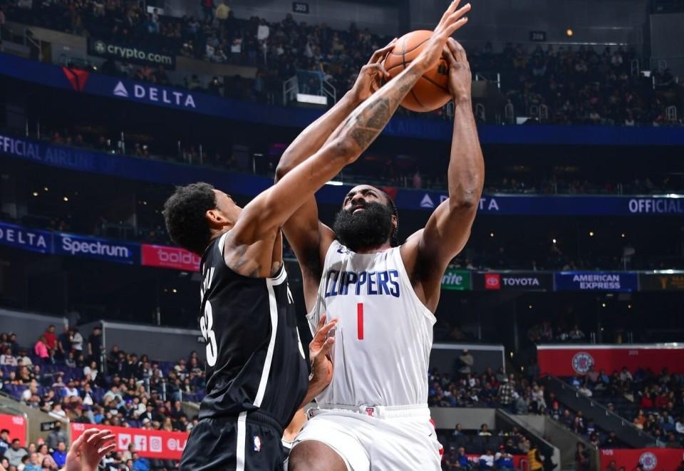 火箭大胜对手，哈登攻防俱佳！
