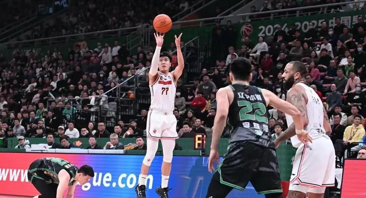 广东队再胜新疆男篮，继续保持不败之身