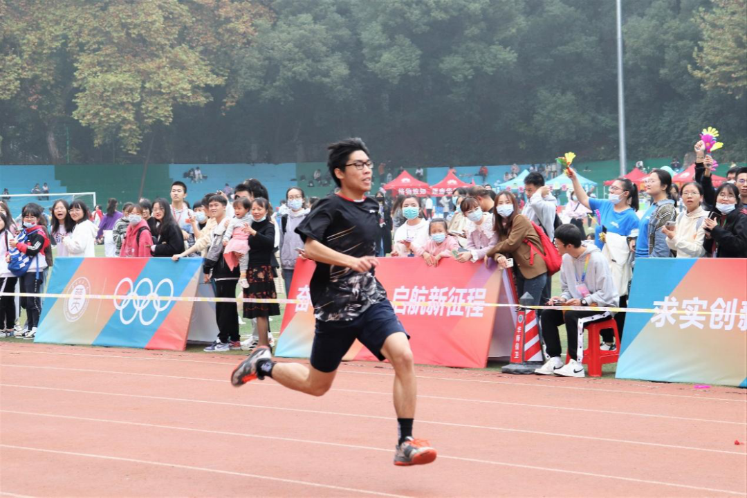 爱沙尼亚队在比赛中奋力冲刺