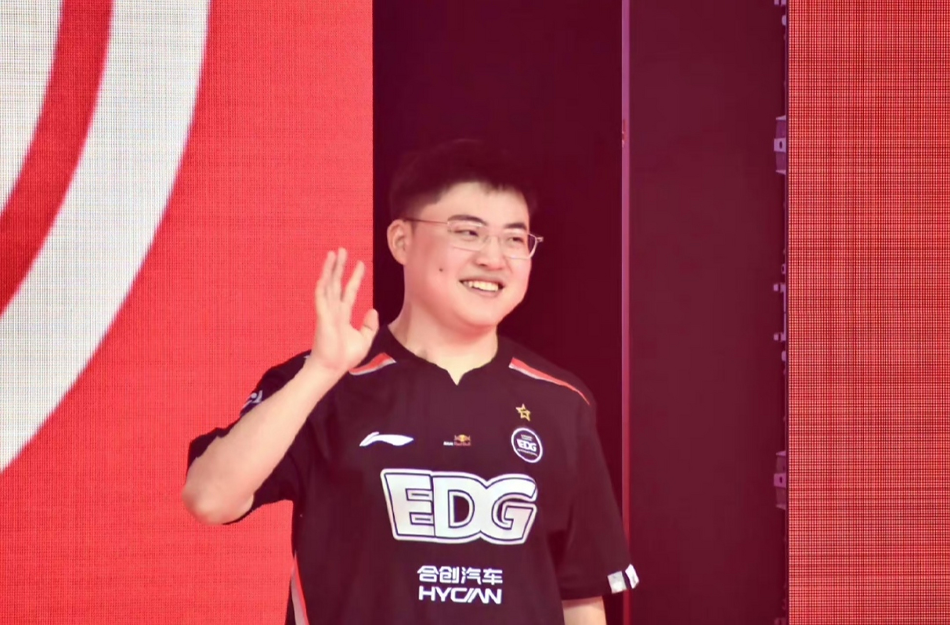 PG平台-100T力克EG，Uzi单局斩获MVP宿命之战全球总决赛，引爆全场热议