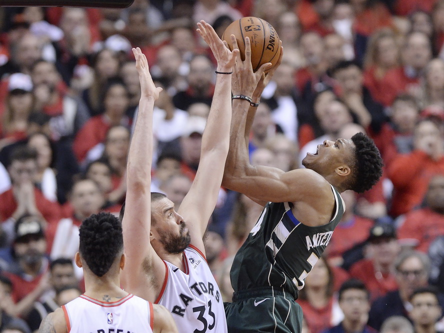 雄鹿逆转猛龙连扳两场