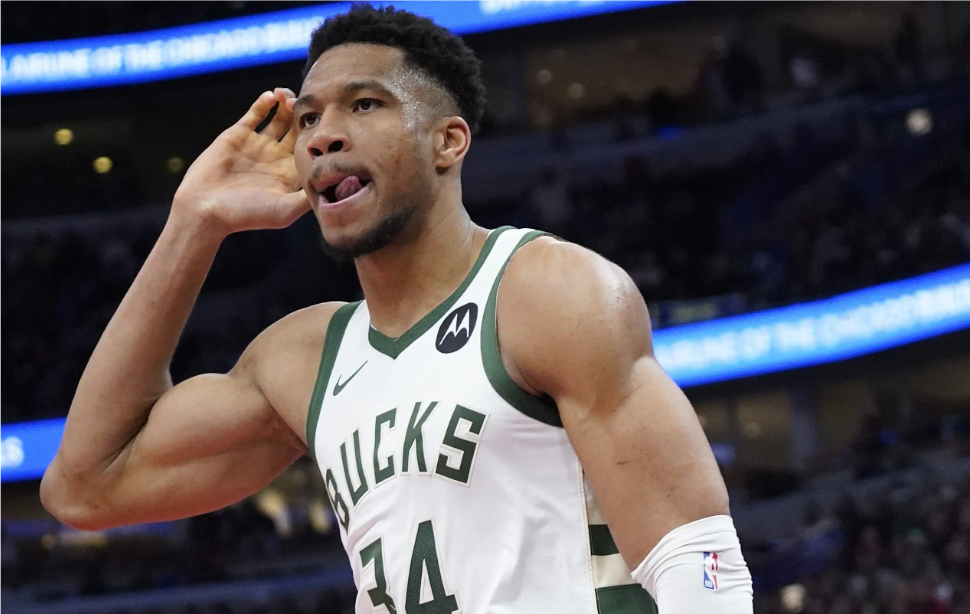 雄鹿队主场力克老鹰