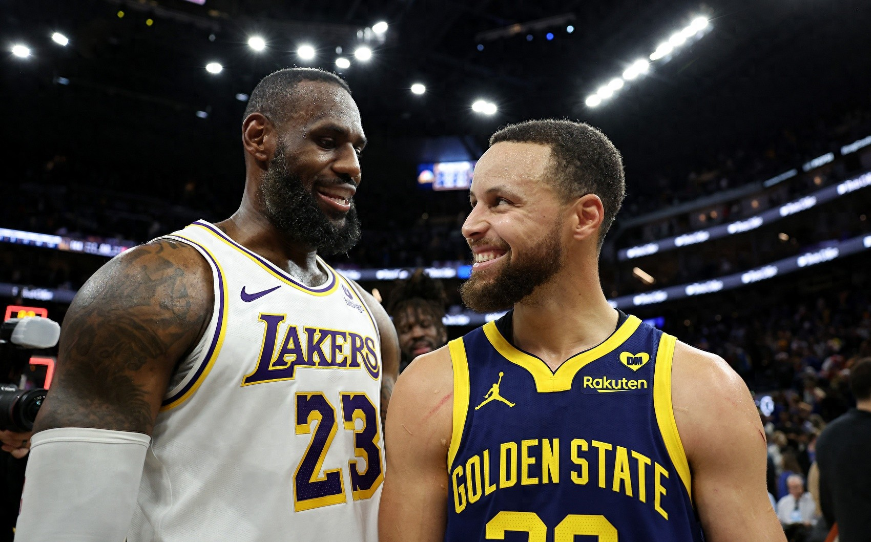 NBA新赛季揭幕战：湖人力擒勇士