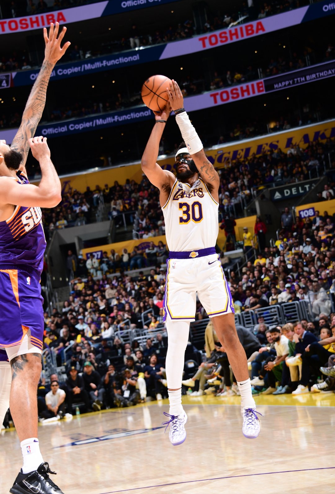 湖人队在比赛中取得了激动人心的胜利