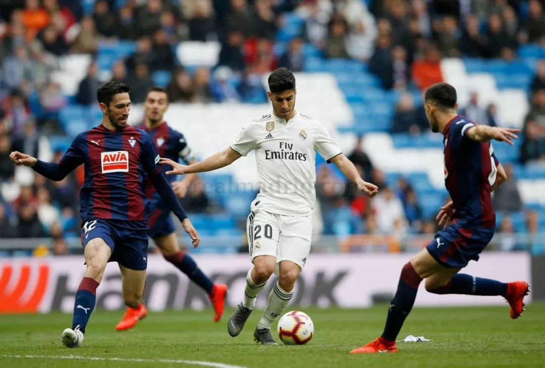 关于埃瓦尔前锋梅开二度，带领球队逆转胜利的信息