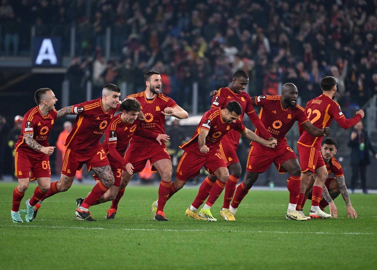 罗马队员为取得连胜拼尽全力