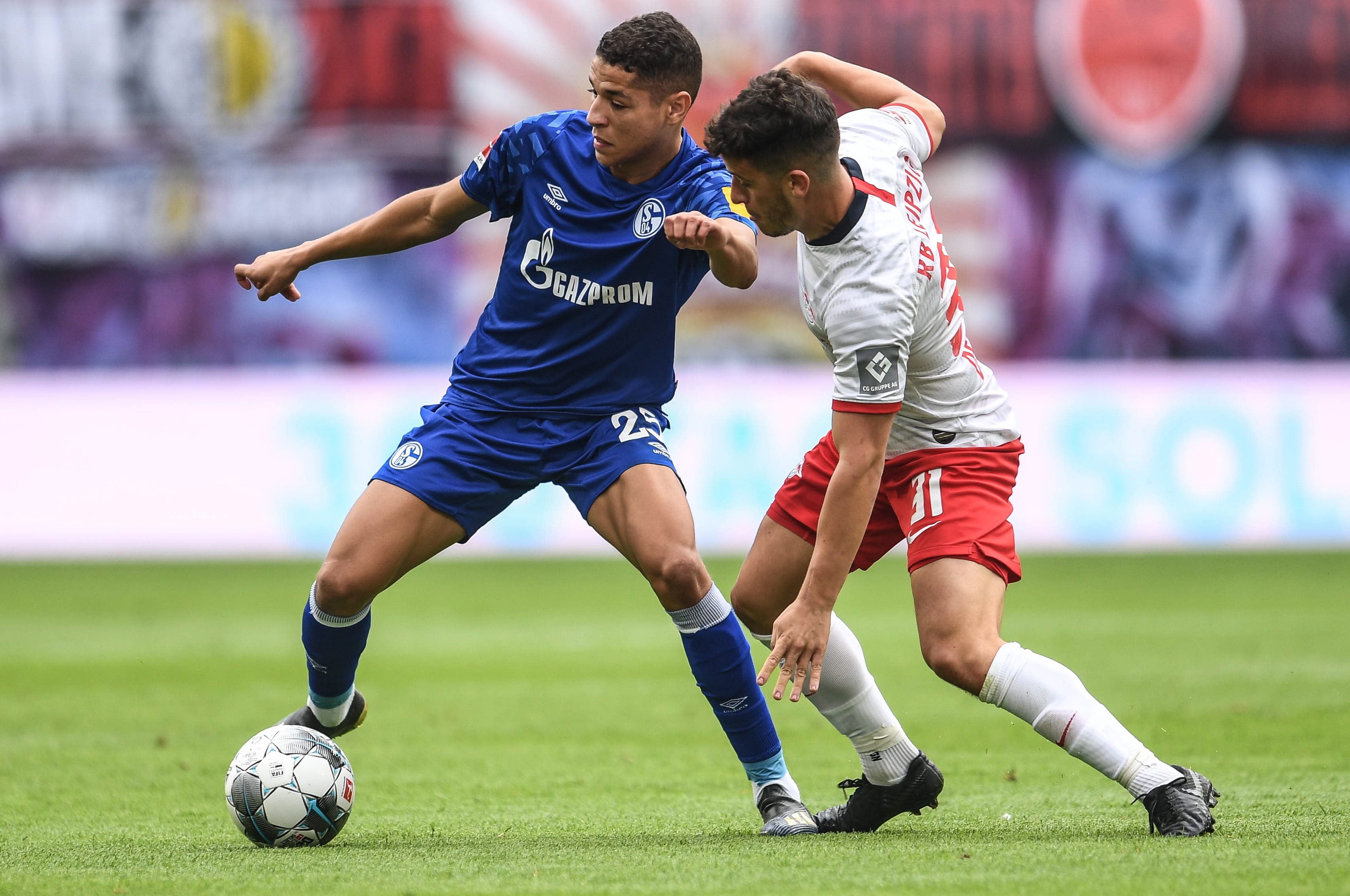 沙尔克04队在德国足球锦标赛上展现出强大实力 沙尔克04队在德国足球锦标赛上展现出强大实力