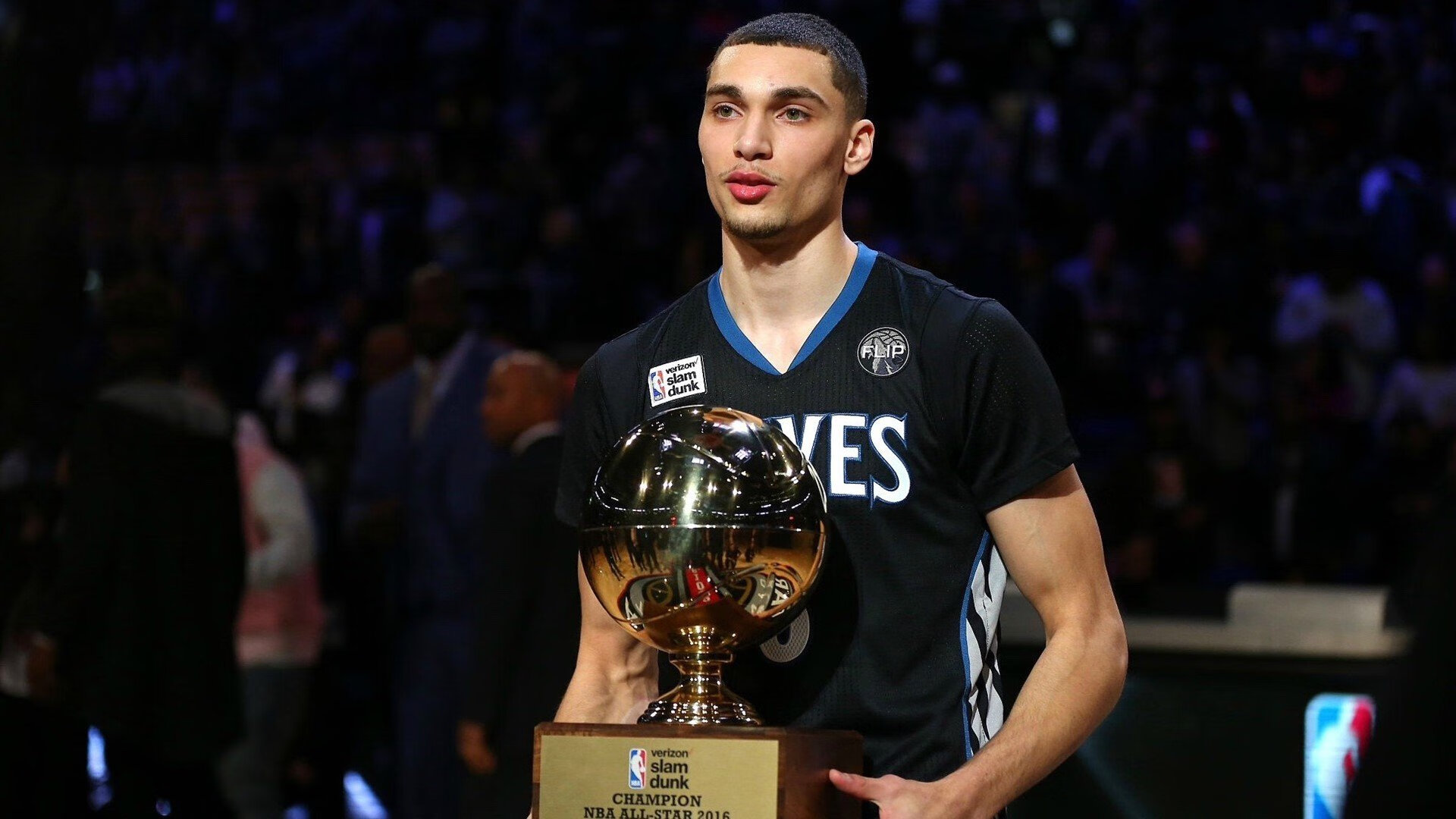 赛道闪电与球场交响，当极速之夜遇见完美风暴